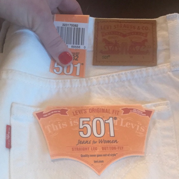 NWT Levi’s Original Fit 501 Jean White Shorts!! - Picture 2 of 3